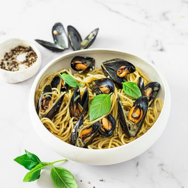 Pesto spaghetti with mussels